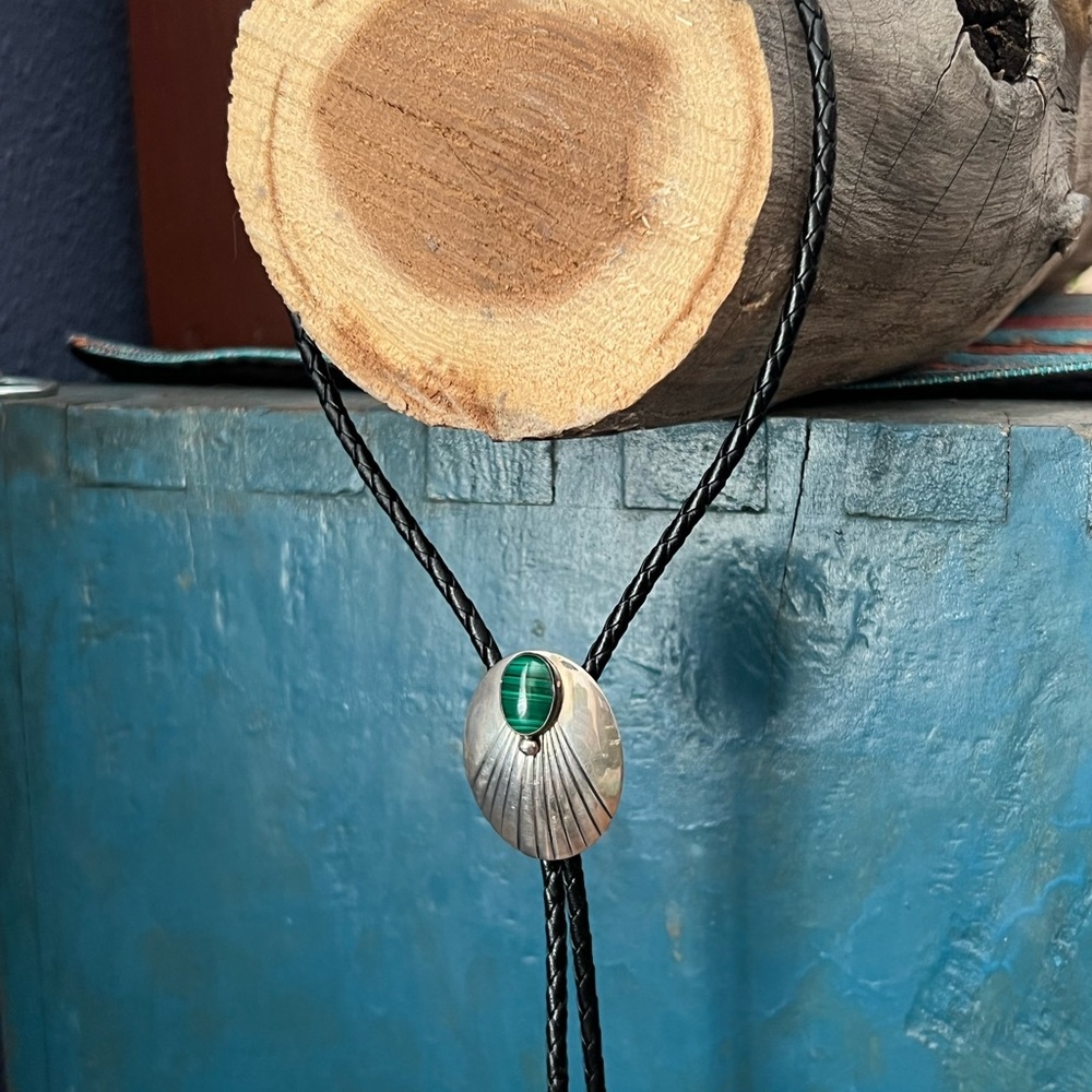 Vintage Native American Sterling Silver Malachite Bolo Tie - Picture 10 of 11